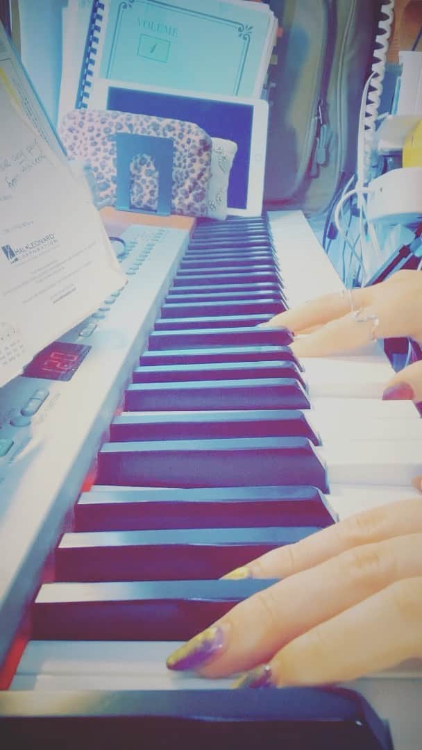 YURIのインスタグラム：「歌詞がとっても素敵な曲の#練習。 이 노래 가사가 너무 좋다~ #YURI #practicesesh #japan #carousel  #유리 #가수 #일본   When you walk through a storm  Hold your head up high  And don’t be afraid of the dark… At the end of a storm🌪 Is a golden sky 🌠 And the sweet silver song of a lark🕊  Walk on through the wind🌪 Walk on through the rain☔️  Though your dreams be  Tossed and blown…  Walk on walk on  With hope in your heart  And you’ll never walk alone You’ll never walk alone…💜♥️💛💖」