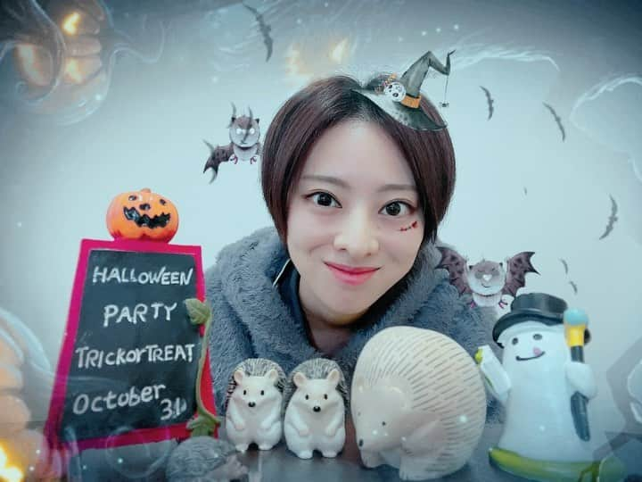 蒼真せれんのインスタグラム：「🎃Happy Halloween🎃  何をする訳でもありませんが、毎年ハロウィンは楽しい気持ちになります🎃✨ 🦔小物たち🦔と共に…笑  皆さまはいかがでしょうか？☺️  そして2枚目の画像の ハロウィンはりーのグッズ販売は本日までですので、よかったらプロフィール欄から見てみてくださいね❤️  👻trick or treat🍭  10月も最終日… 素敵な1日をお過ごし下さい🎃👻✨  #halloween #ハロウィン #hedgehog 🦔 #ハリネズミ #蒼真せれん #serendipity」