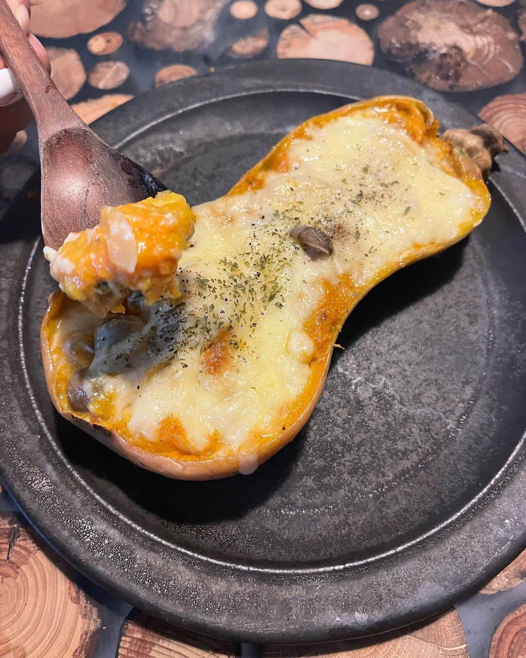 のインスタグラム：「HAPPY HALLOWEEN 🎃 バターナッツかぼちゃを丸ごとグラタンに  #三原果物勇希」