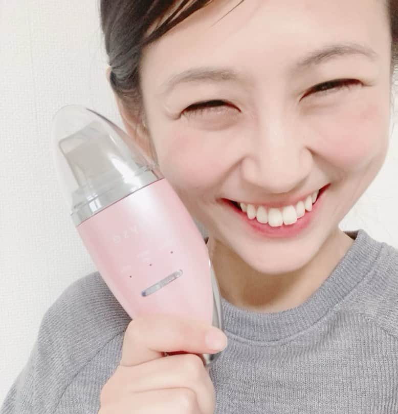 小阪有花（小阪由佳）のインスタグラム：「美容商品の投稿ー♡ なるべくお化粧をしないで生活をしたく、角質ケアはじめました🙆‍♀️  透き通った肌にするため、古い角質をなるべくとりたくてはじめ、肌の色がワントーン明るくなりました！ 素肌美人になるために使い始めましたが、メイクも前より仕上がりがよく、メイクするのも楽しくなりました✌  #ミーゼ#ディープスキンクリア #おうち美容#お風呂美容#毛穴ケア #美顔器#pr」