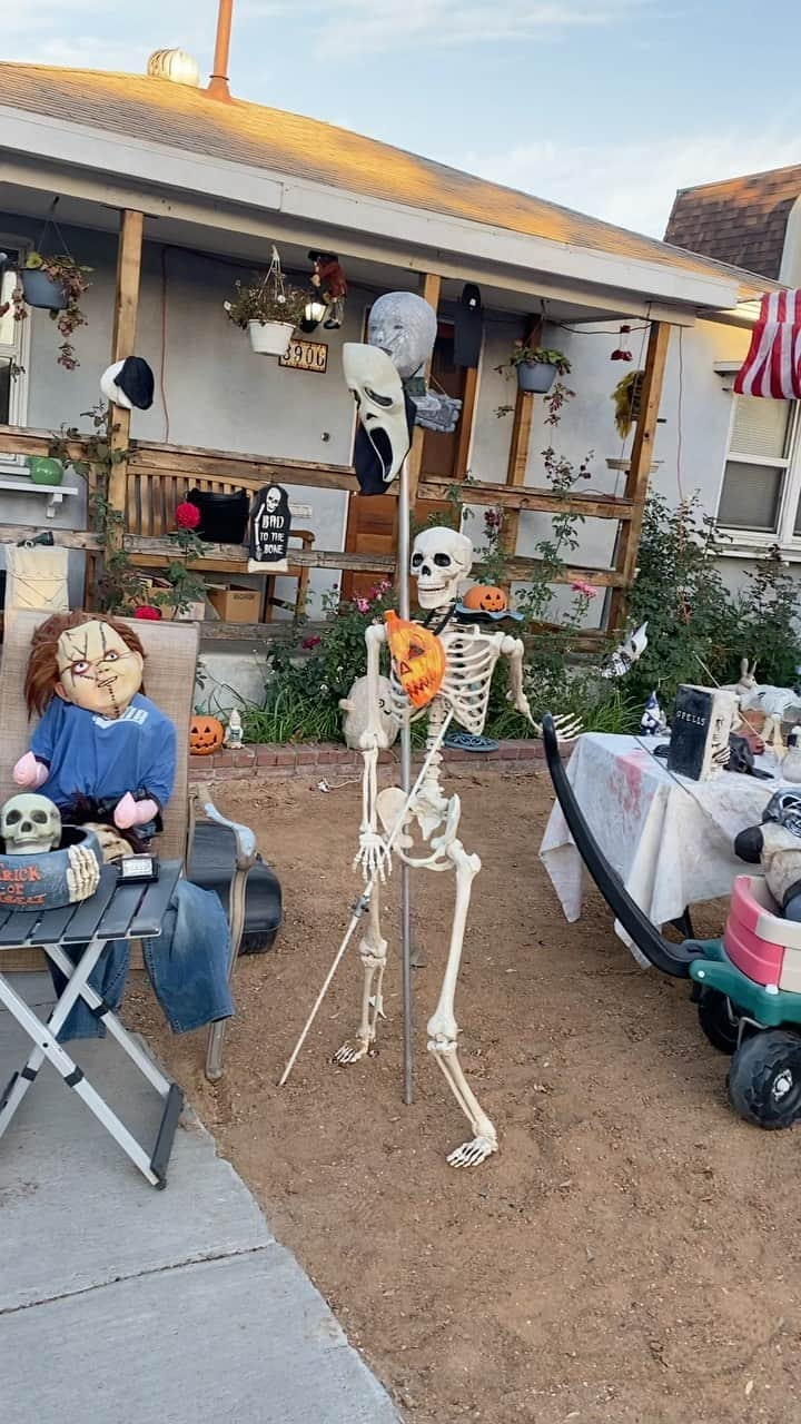 蓮城まことのインスタグラム：「🎃 HAPPY HALLOWEEN🕸🎃👻😈 アメリカの本気の飾り付けすごい😆 注※私の家ではありません #HappyHalloween #10月31日 #LA #演技留学 #蓮城まこと #LAきんぐ」