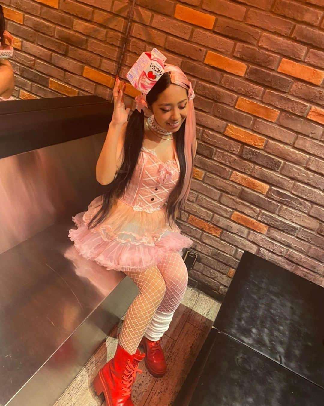 AYA a.k.a. PANDAさんのインスタグラム写真 - (AYA a.k.a. PANDAInstagram)「ハッピーハロウィン🎃 今年はシングルICHIGO OLEのリリースにちなんで いちごオレのお化けです🍓👻💕ww 大阪LIVEもありがとう🧟‍♂️  #halloween #いちごオレ #PR」10月31日 15時32分 - ayaakapanda