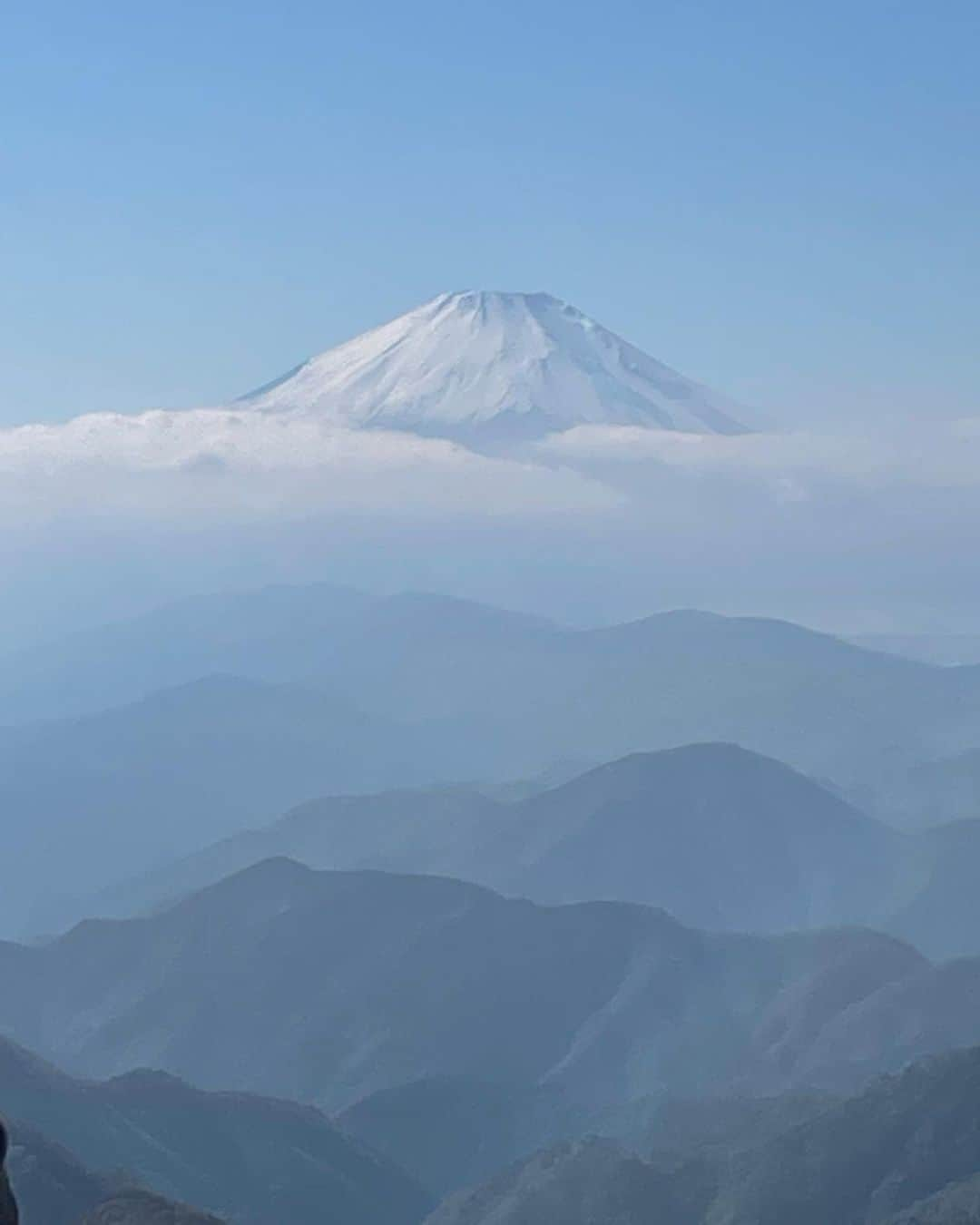 大橋未歩さんのインスタグラム写真 - (大橋未歩Instagram)「神奈川県 ヤビツ峠→塔ノ岳→大倉 の日帰り登山に行ってきました☺️ 約14kmの行程です。  #紅葉 #富士山 #登山 #青空  #塔ノ岳  #hiking  #ハイキング #トレッキング  ゴール直前 観音茶屋で食べた牛乳プリン😋  筋肉痛で翌日から牛歩のわたしでした😂  #次はどこに行こうかな」10月31日 15時37分 - o_solemiho815