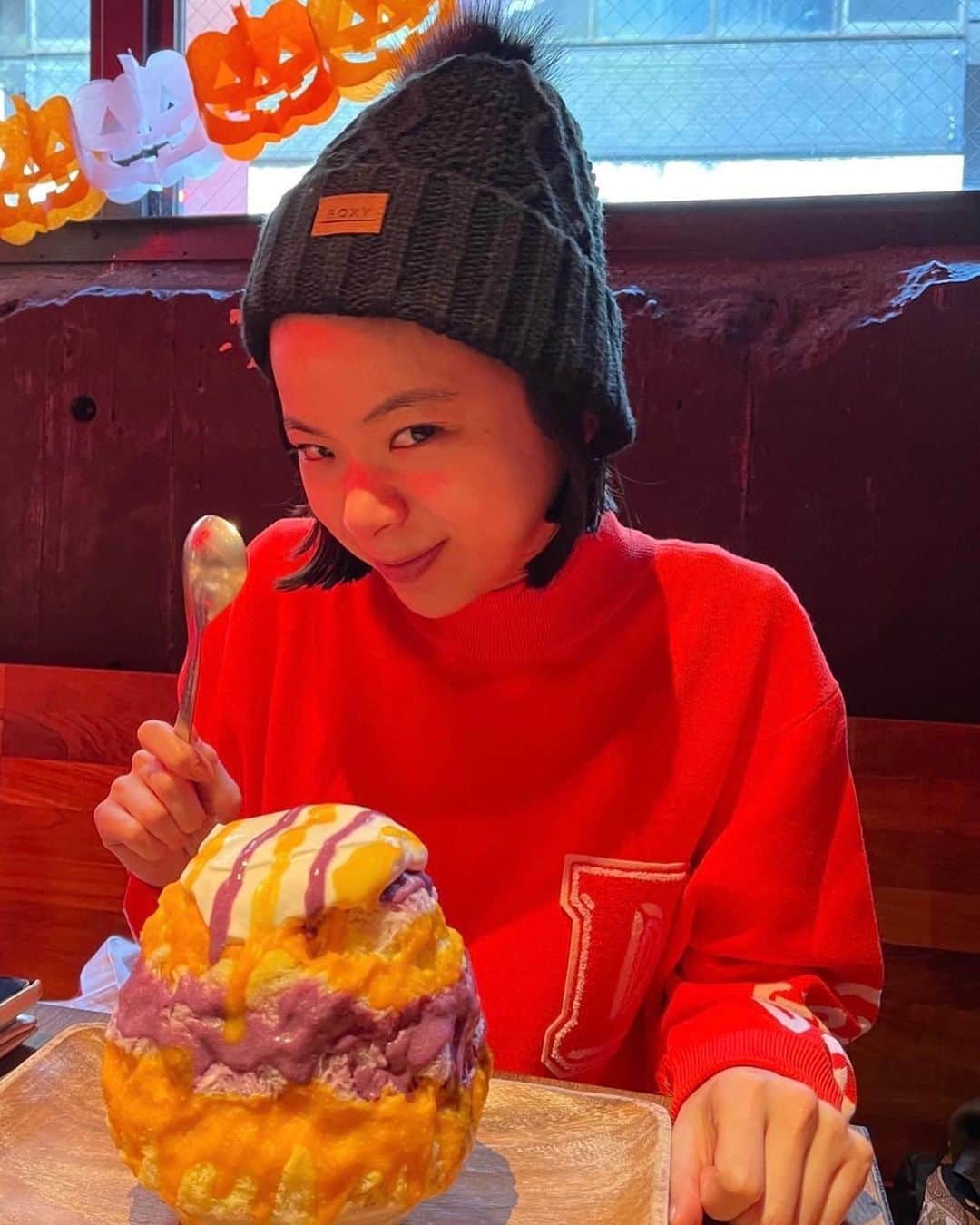 のインスタグラム：「趣里です。 ⁡ ⁡ 先日かき氷でハロウィン🎃を堪能しました.....🎃 ⁡ ⁡ マネージャーいまっさんです。 ⁡ 趣里より、さりげなくハロウィン堪能写真届きました🍧 ⁡ ⁡ *ちなみにお問い合わせのありました、 NTV「My Turning Point 〜」は、アーカイブとして次回放送までは公式サイトでご覧いただけますのでぜひ🖥 https://www.ntv.co.jp/myturningpoint/ ⁡ #趣里 #ハロウィン #マネージャーいまっさん」