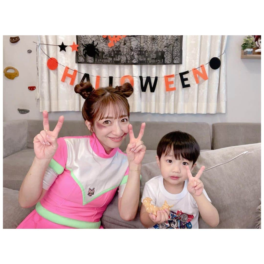 辻希美さんのインスタグラム写真 - (辻希美Instagram)「YouTubeハロウィン生配信🎃ありがとうございました🙏💕💕  今年はミニモニ。県庁所在地の衣装を着て昔に振り返ってみました👻🙏❤️✨✨"」10月31日 15時44分 - tsujinozomi_official