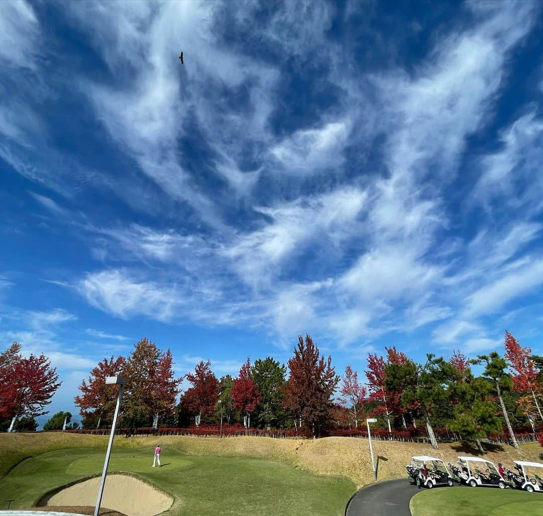 ピーターさんのインスタグラム写真 - (ピーターInstagram)「そして2日目の松山‼️  ゴルフは「エリエールGC松山」 今月､女子プロのトーナメントが開催されます❤️❤️  美味しいお寿司も頂き、みんなの笑顔が、眩しいですね♪  帰りの空港では、蛇口からジュースが出てました‼️（嘘）  楽しい松山ツアー、 皆様お疲れ様でした。  そして松山の皆様も、本当にありがとうございました。 　　　　　　　　　　　　　　　　 　　　　慎之介拝  #秋晴れ  #みんな笑顔 #エリエールGC松山 #ピーター #池畑慎之介 #ゴルフツアー #ゴルフ #松山」10月31日 15時58分 - oziba1952