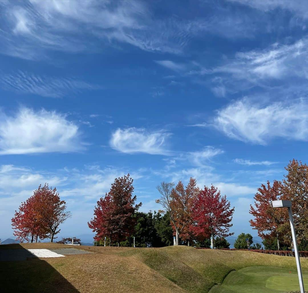 ピーターさんのインスタグラム写真 - (ピーターInstagram)「そして2日目の松山‼️  ゴルフは「エリエールGC松山」 今月､女子プロのトーナメントが開催されます❤️❤️  美味しいお寿司も頂き、みんなの笑顔が、眩しいですね♪  帰りの空港では、蛇口からジュースが出てました‼️（嘘）  楽しい松山ツアー、 皆様お疲れ様でした。  そして松山の皆様も、本当にありがとうございました。 　　　　　　　　　　　　　　　　 　　　　慎之介拝  #秋晴れ  #みんな笑顔 #エリエールGC松山 #ピーター #池畑慎之介 #ゴルフツアー #ゴルフ #松山」10月31日 15時58分 - oziba1952