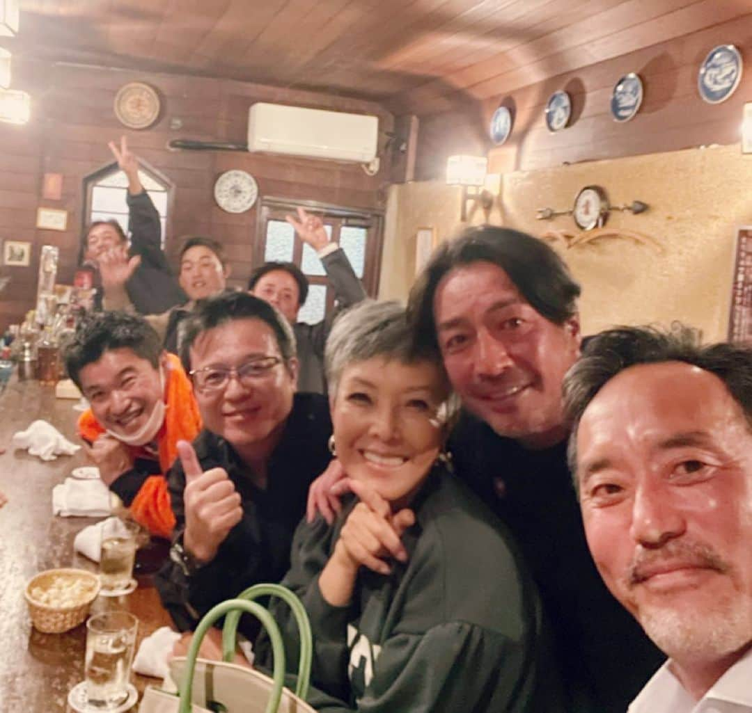 ピーターさんのインスタグラム写真 - (ピーターInstagram)「そして2日目の松山‼️  ゴルフは「エリエールGC松山」 今月､女子プロのトーナメントが開催されます❤️❤️  美味しいお寿司も頂き、みんなの笑顔が、眩しいですね♪  帰りの空港では、蛇口からジュースが出てました‼️（嘘）  楽しい松山ツアー、 皆様お疲れ様でした。  そして松山の皆様も、本当にありがとうございました。 　　　　　　　　　　　　　　　　 　　　　慎之介拝  #秋晴れ  #みんな笑顔 #エリエールGC松山 #ピーター #池畑慎之介 #ゴルフツアー #ゴルフ #松山」10月31日 15時58分 - oziba1952