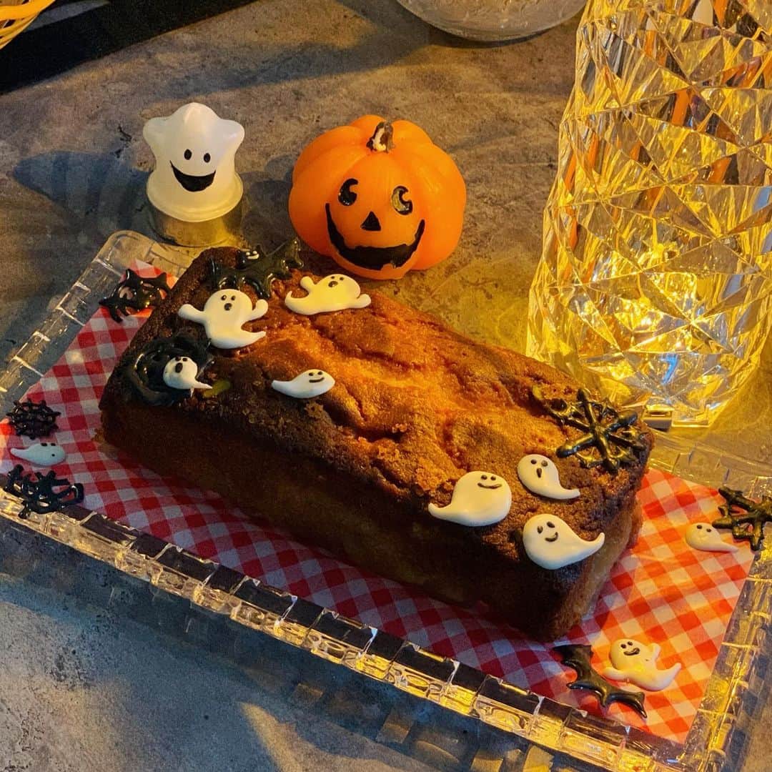 上村彩子さんのインスタグラム写真 - (上村彩子Instagram)「. . 🎃Happy Halloween🎃 ゆいちゃんが、 かわいいパウンドケーキを作ってくれました！👻 @yui_onodera0831   そして今日は選挙特番のため、 S☆1は深夜1:00〜　 時間も短くなっての放送です。 (私は期日前投票してきました！)」10月31日 15時54分 - saekokamimura