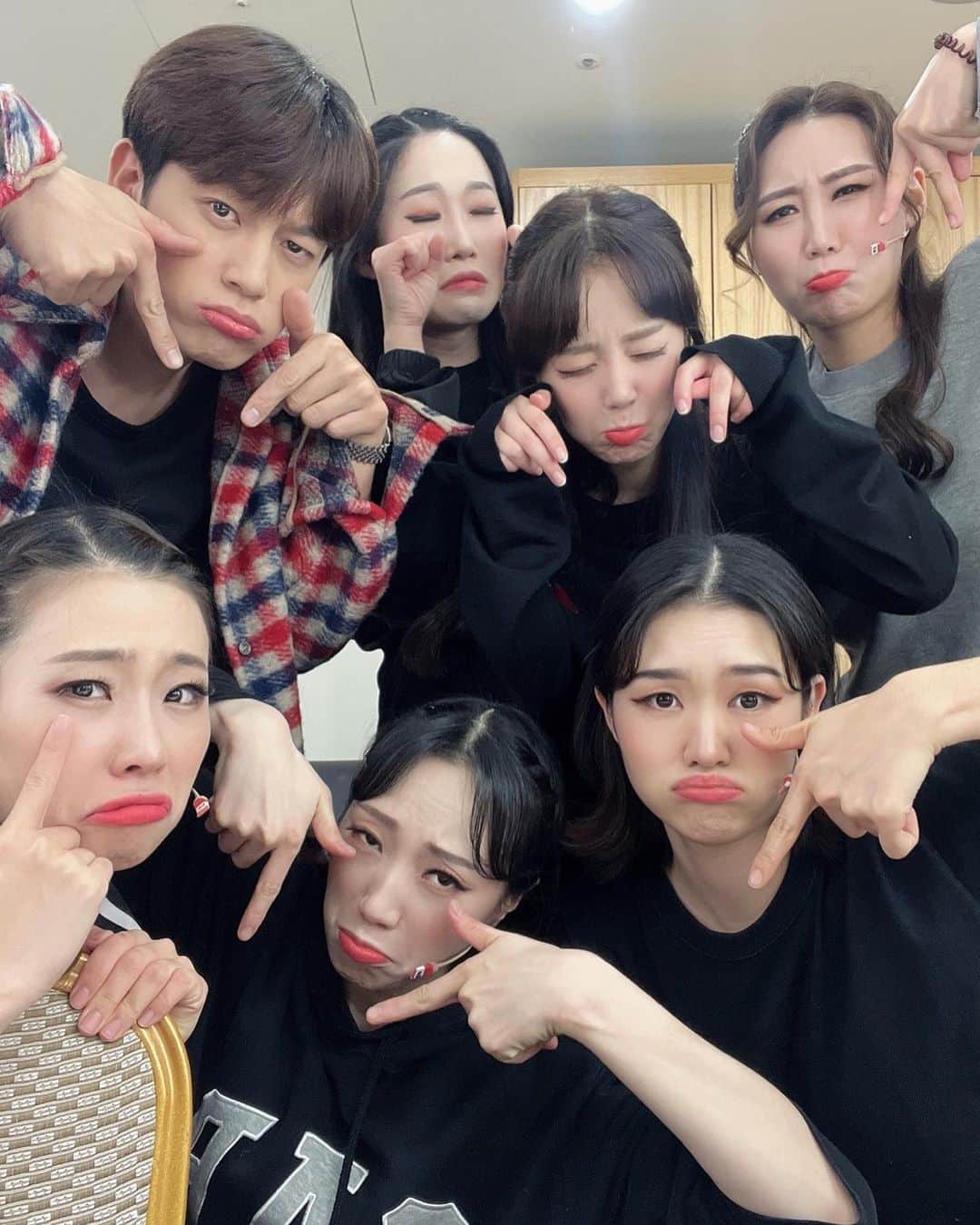 シン・ゴウンのインスタグラム：「너무 완벽하게 사랑스러웠던 우리팀❤️  총막도끝나고 마음이허하니까 자꾸 더 보고싶다 얘들아 우리오래가자 흐엉 😭」