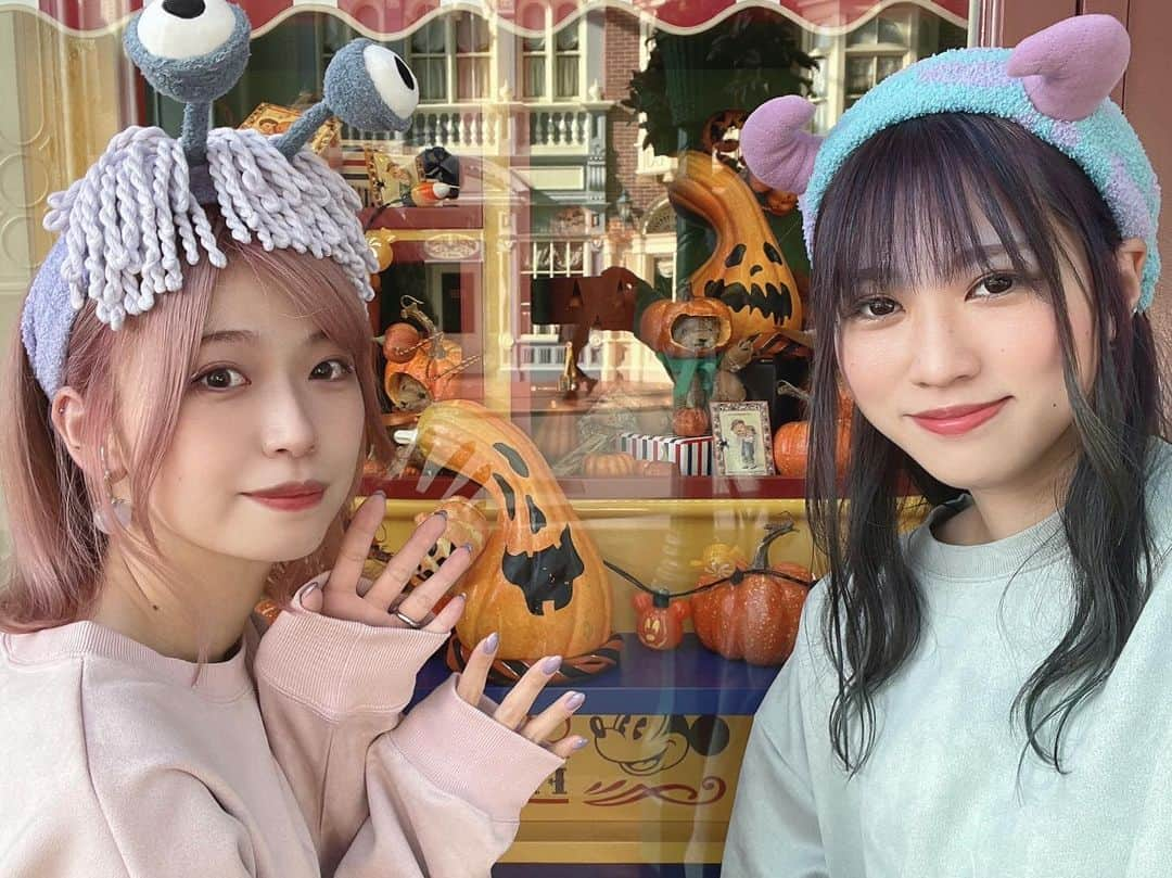 ぴろまるのインスタグラム：「ハッピー🎃👻🍭 . サリー @piro__maru  ブー @_sato_photo  . #ハロウィン #ということで #仮装ディズニー #双子コーデ #開園から閉園までフル入場 #帰り際にプリクラ #まで撮ったのでもう18歳ってことでいいですよね #18歳です #暗示」