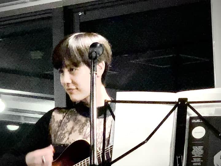 UCARY & THE VALENTINEのインスタグラム：「今回、ピアノの圭作さん( @keisaku_nakamura )と2人で演奏しました。時々、私はギターも弾きました。  私のたった一本しか持っていないエレキギターはライブ直前の肝心な時に電気アレルギーになってしまうハプニングがありましたが、いつも頼りまくっている先生、かんじくん( @kanji23 )に相談したら、サラッと貸してくれましたこのギター、これが凄い。今まで触ったギターの中で一番弾きやすくて、かっこいい音がして、歌がお腹から出てくる、魔法みたいなギターでした。本当です。  圭作さんの演奏、新しいギターを弾かせてもらった事、歌を作って歌う場所がある事、今日関わってくださったみなさま、見てくれたみなさま、素敵な気持ちにしてくれてありがとうございました。  配信はまだ見れるそうなので是非 @muser.link のサイトから見てみてください！  ありがとうございました！  P.S. 最近ズバーーンと髪の毛を切ってもらいました。動画だとわかりやすい。 気に入っています。 TETRO @morita_kohei0409   P.S.2. こちらのヘアメイクは @daichimrtk  だいちくん、GANZ HASEもucary & the valentineも仕上げてくれてます🤸‍♀️❗️」