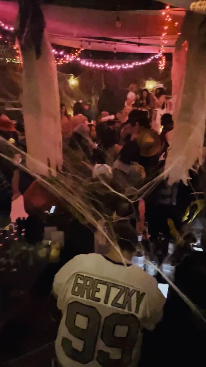 ジョエル・ムーアのインスタグラム：「Last night @stonestreetla_ ....  thanks to @thecrayshow for hosting an epic Halloween haunt. Shouts to @laroogirl @daveoz01 @theshawnchase @robweiss for a banger 💀👻🎃  #bars #labars #melrose #losangeles #halloween #stonestreetla」