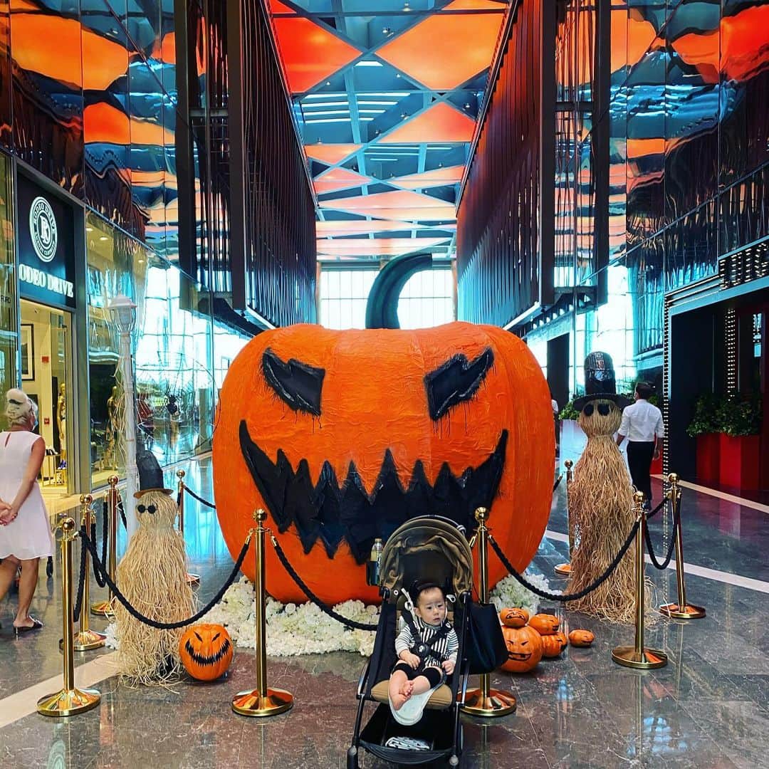 小泉里子のインスタグラム：「そこまでHalloweenに熱は入らないのだけど、一応息子に角だけ。笑 そのうち息子の意思が出てきたら頑張ります。  #halloween #dubai #JBR #satokodubai」