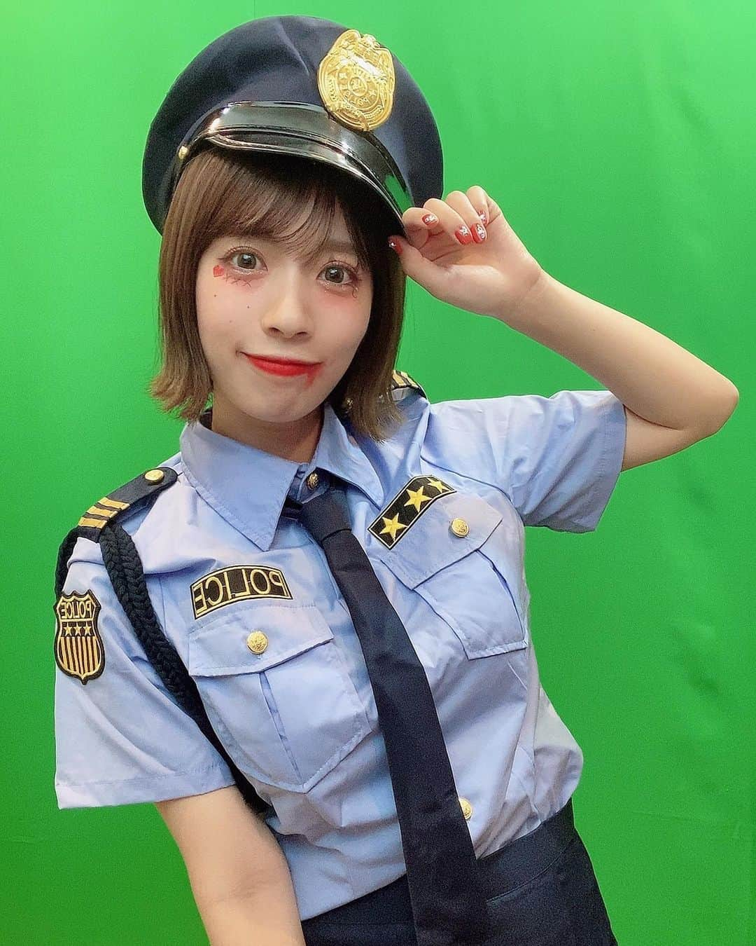 三田寺理紗のインスタグラム：「みんなのおかげで今年もお家で楽しくハロウィンしたった👮‍♀️🎃💖  #みたでらげーむ #halloween #ハロウィン  #ハロウィンコスプレ」