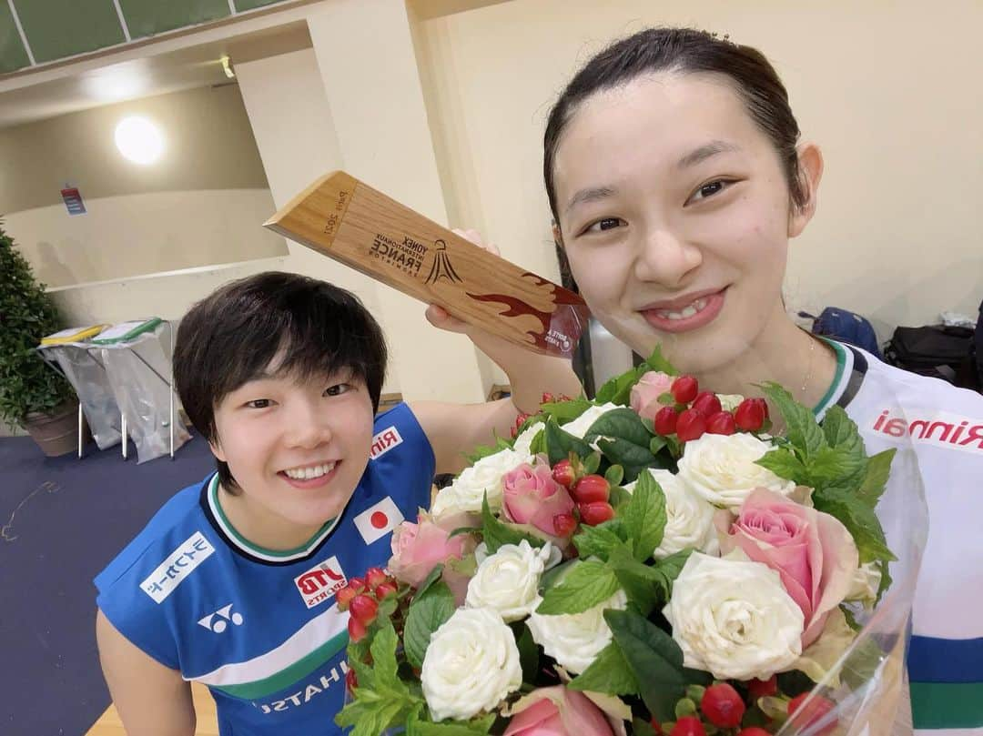 山口茜さんのインスタグラム写真 - (山口茜Instagram)「.. France Open 2021 優勝することができました🥇 ありがとうございました！  声援が本当に力になった1ヶ月でした。 何度も助けられました。  身体はキツかったですがたくさん試合ができて、楽しく充実した期間になりました。 しっかりケアして次に向かいたいと思います！ また応援よろしくお願いします！  髪の毛が伸びてきて邪魔でヘアバンドを貰ったのですが恥ずかしくて付けられませんでした。笑 髪の毛切りたい…  Thank you so much for your support！  Merci😊  #YONEX #ヘアバンド」11月1日 2時26分 - akane.yamaguchi66