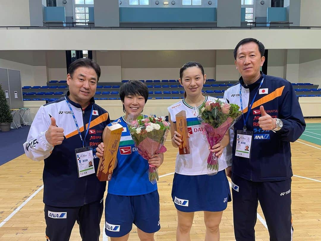 山口茜さんのインスタグラム写真 - (山口茜Instagram)「.. France Open 2021 優勝することができました🥇 ありがとうございました！  声援が本当に力になった1ヶ月でした。 何度も助けられました。  身体はキツかったですがたくさん試合ができて、楽しく充実した期間になりました。 しっかりケアして次に向かいたいと思います！ また応援よろしくお願いします！  髪の毛が伸びてきて邪魔でヘアバンドを貰ったのですが恥ずかしくて付けられませんでした。笑 髪の毛切りたい…  Thank you so much for your support！  Merci😊  #YONEX #ヘアバンド」11月1日 2時26分 - akane.yamaguchi66