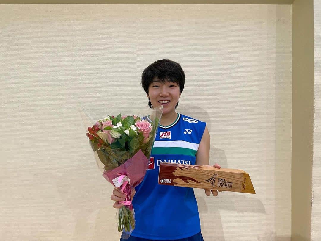 のインスタグラム：「.. France Open 2021 優勝することができました🥇 ありがとうございました！  声援が本当に力になった1ヶ月でした。 何度も助けられました。  身体はキツかったですがたくさん試合ができて、楽しく充実した期間になりました。 しっかりケアして次に向かいたいと思います！ また応援よろしくお願いします！  髪の毛が伸びてきて邪魔でヘアバンドを貰ったのですが恥ずかしくて付けられませんでした。笑 髪の毛切りたい…  Thank you so much for your support！  Merci😊  #YONEX #ヘアバンド」