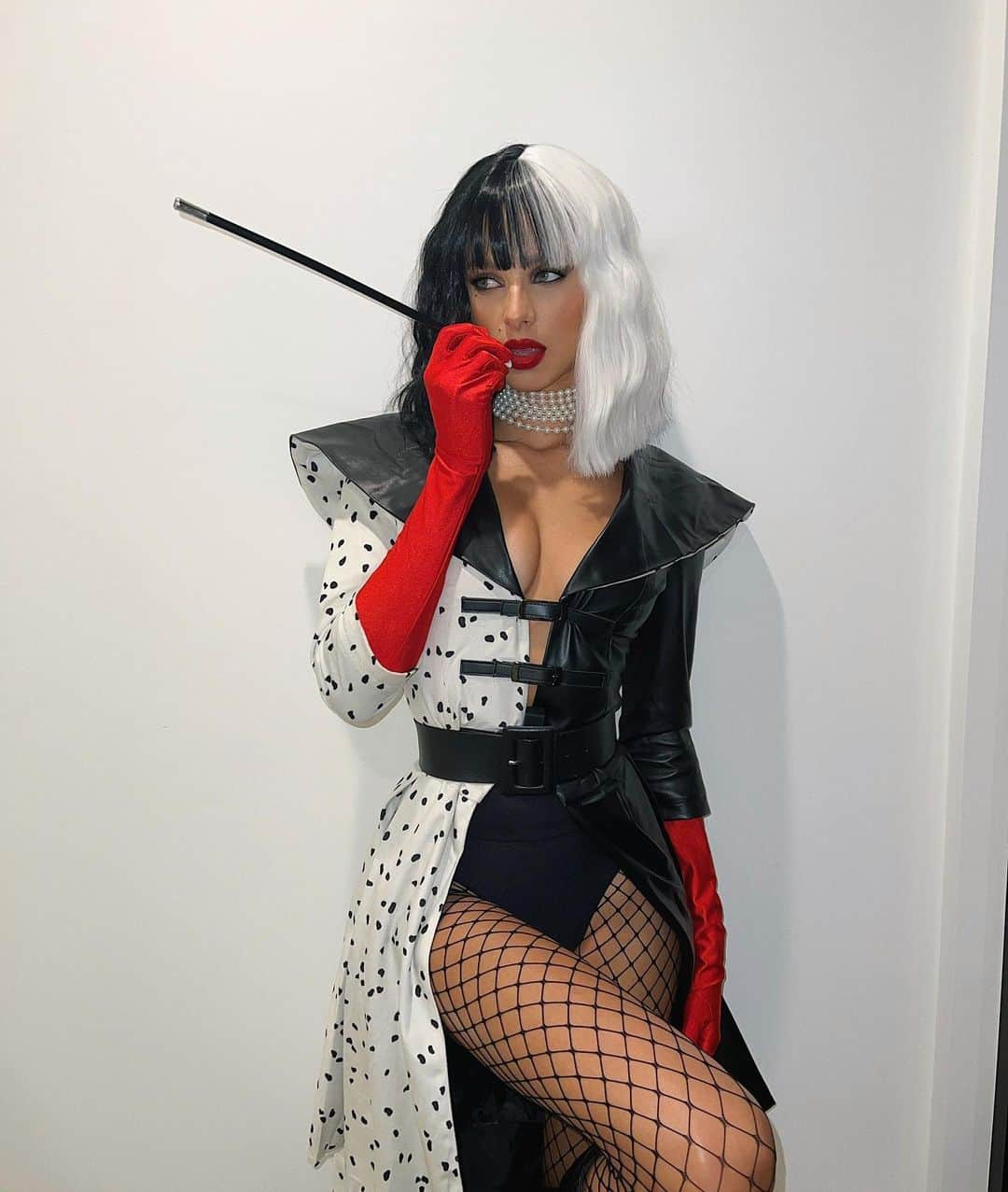 ブルーナ・リリオのインスタグラム：「“I’m just getting started, darling.” - Cruella ✨🥀 #halloween」