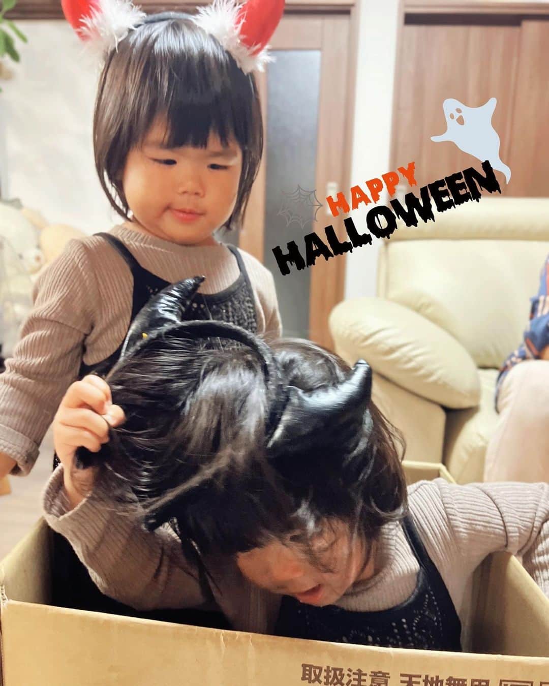 前田阿希子のインスタグラム：「Happy Halloween !!🎃👻  今年のハロウィンは なんだかんだとお手伝いしたいお年頃... ワラワラと近寄ってきて手伝ってくれました🤣  双子と一緒に作った？パイにクッキーに、 カボチャサラダ、ミイラパイ...  美味しくできたと思ったのに、 双子が夢中で食べたのは 今日ばぁばが掘ってきた新じゃがを 使ったじゃがバターでしたとさ😂  ちゃんちゃん🤪 ・ ・ ・   #halloween#双子のハロウィン #twins#双子 #2歳4ヶ月   #双子のいる生活  #子どものいる暮らし  #仮装させようとしたらむしり取られ... #1枚もいい写真がありません  #ちょいと風邪気味で  #気分がのらなかったのか  #ただの暴れん坊将軍なのか  #かわあか#たまひよ #べビスタグラム #コドモノ #ままのて」