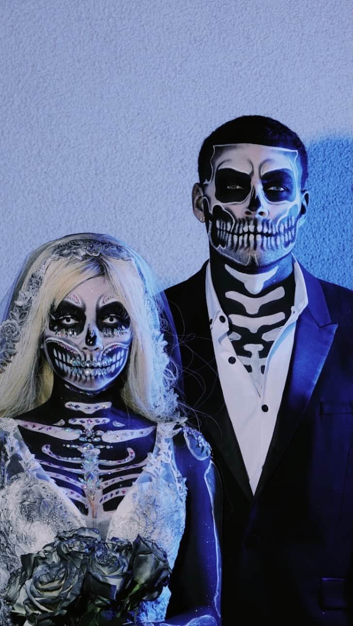 リアン Vのインスタグラム：「Chop! Chop! 💀🔪 Here comes the Po-po! 👮🏻‍♂️🚨 #HappyHalloween @foreverus」