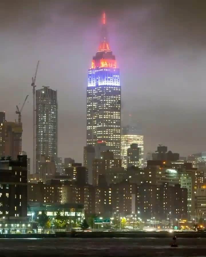Empire State Buildingのインスタグラム：「If the broom fits, fly it 🧹🧙‍♀️  ⠀⠀⠀⠀⠀⠀⠀⠀⠀   Couldn’t find a costume in my size so I’ll be donning dynamic #Halloween lights all night long 🦇  ⠀⠀⠀⠀⠀⠀⠀⠀⠀   📷: @zura.nyc TBD #EmpireStateBuilding 🎃  ⠀⠀⠀⠀⠀⠀⠀⠀⠀   ⠀⠀⠀⠀⠀⠀⠀⠀⠀   (Psst: Tag me if you dress up as me tonight. I may just surprise you 👀)」