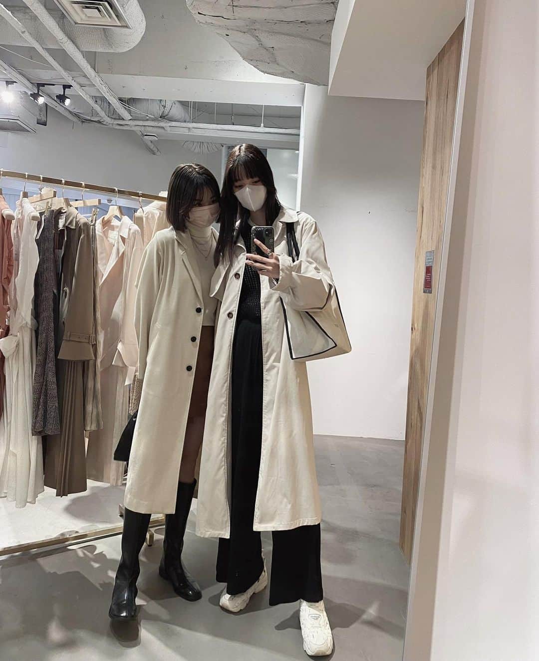 安村真奈のインスタグラム：「りのに会えました❤️ いつも何となく似たような服を着ています👗 何でも話せるとても大切な存在！ ずっと仲良くいれることが本当に幸せです💐  #夏目璃乃 #安村真奈 #りのまな #jk2」