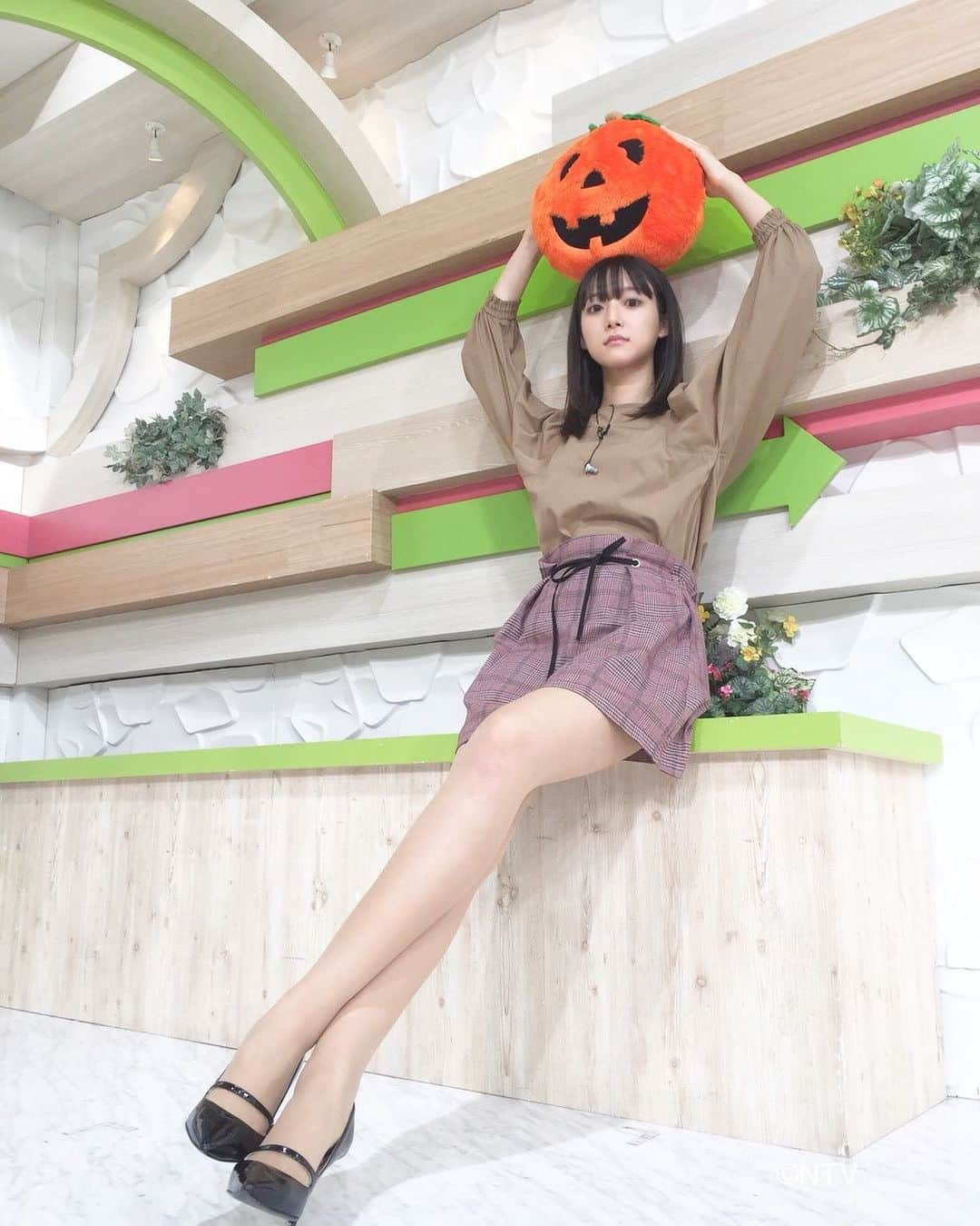 山崎あみさんのインスタグラム写真 - (山崎あみInstagram)「⠀ はっぴーはろうぃん🎃 何回も擦ってる写真。笑 ⠀ MUSIClock with THE FIRST TIMES  ⠀ 11月のゲストは 月：Thinking Dogs  火：藤井怜央 さん（Omoinotake） @leo_omoinotake @omoinotake  水：小林右京 さん 木：足立佳奈 さん @kana1014lm  ⠀ をお迎えします！ 朝のお供に良かったら☺️ #thinkingdogs #omoinotake  #小林右京 #足立佳奈」10月31日 18時36分 - __ami.yamazaki__