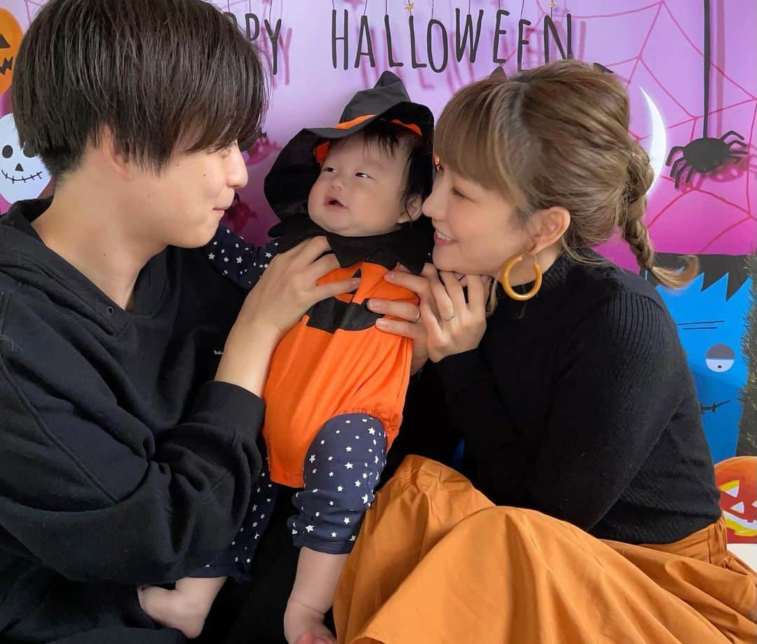 桃さんのインスタグラム写真 - (桃Instagram)「我が家のハロウィン🎃🧟‍♀️🧟‍♂️ 3枚目、リアルに怖がってる顔してて可愛い🤣 背景は　@gracocoryoko😚 雰囲気出るよねーーー👍🏻  #ハロウィン #ハロウィン2021 #生後5ヶ月 #大人も100均でなんかカチューシャでも買えばよかた #でもたろくん可愛いからオールOK🎃 #楽天で1980円　#中の星柄ロンパースはパジャマで使えます  #コスパ良し」10月31日 18時32分 - momo.official