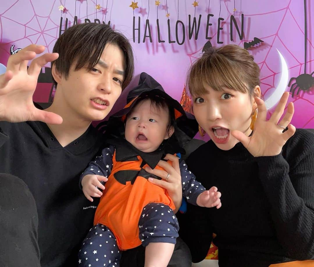 桃さんのインスタグラム写真 - (桃Instagram)「我が家のハロウィン🎃🧟‍♀️🧟‍♂️ 3枚目、リアルに怖がってる顔してて可愛い🤣 背景は　@gracocoryoko😚 雰囲気出るよねーーー👍🏻  #ハロウィン #ハロウィン2021 #生後5ヶ月 #大人も100均でなんかカチューシャでも買えばよかた #でもたろくん可愛いからオールOK🎃 #楽天で1980円　#中の星柄ロンパースはパジャマで使えます  #コスパ良し」10月31日 18時32分 - momo.official