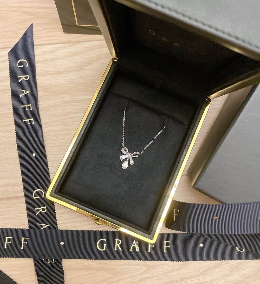 蘭子のインスタグラム：「Diamonds are a girls best friend💋 . . . . . #graff#graffdiamonds #グラフ#ボウシリーズ#ボウバゲットカットダイヤモンドドロップカットペンダント」