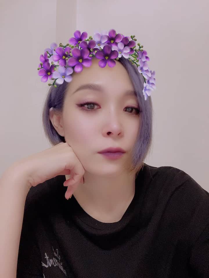 愛内里菜のインスタグラム：「トリックオアトリート🎃 ⁡ これ全部お風呂上がりで 撮ったのに メイク仕上がってる感すごくて 最近のエフェクトって ほんますごすぎる！ ⁡ 紫ヘアもなかなか アリやな🤣 ⁡ めちゃ久々 こんなん撮影したわ🤣 ⁡ なんかちょと 小っ恥ずかしい🤣 以外にこんなん苦手、、、 ここまできたから ノリでアップしよう🧏 ⁡ 🌈RINA AIUCHI official website🌈 http://rikakakiuchi.com/  こちらで引き続きオンラインショップで オフィシャルグッズお買い求め頂けます！ ⁡ ⁡ 😆YouTube！チャンネル登録よろしくね😆 「愛内里菜オフィシャルチャンネル」 ⁡ ⁡ 🐦Twitter 愛内里菜 official @RRikakakiuchi ⁡ ⁡ 😆TikTok 愛内里菜/Rina Aiuchi 　 🟥17配信 愛内里菜_official ⁡  #halloween  #ハロウィン　#トリックオアトリート  #愛内里菜  #歌手 再始動 #垣内倶楽部  #バンド   #ライブ #一体化 #絆 #盛り上がりたい  #感謝  #21周年 #YouTube #ユーチューバー#TikTok」