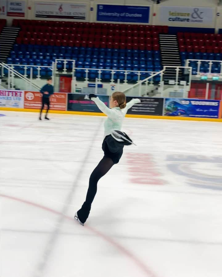 アレキサンドラ・ゴロフキナのインスタグラム：「Sunday morning spins ✨ Wearing @chiquesport 🤍 ••• #figureskating #iceskating #spins #sunday #morningtraining #chiquesport #traininstyle #jacksonultima #johnwilsonblades」