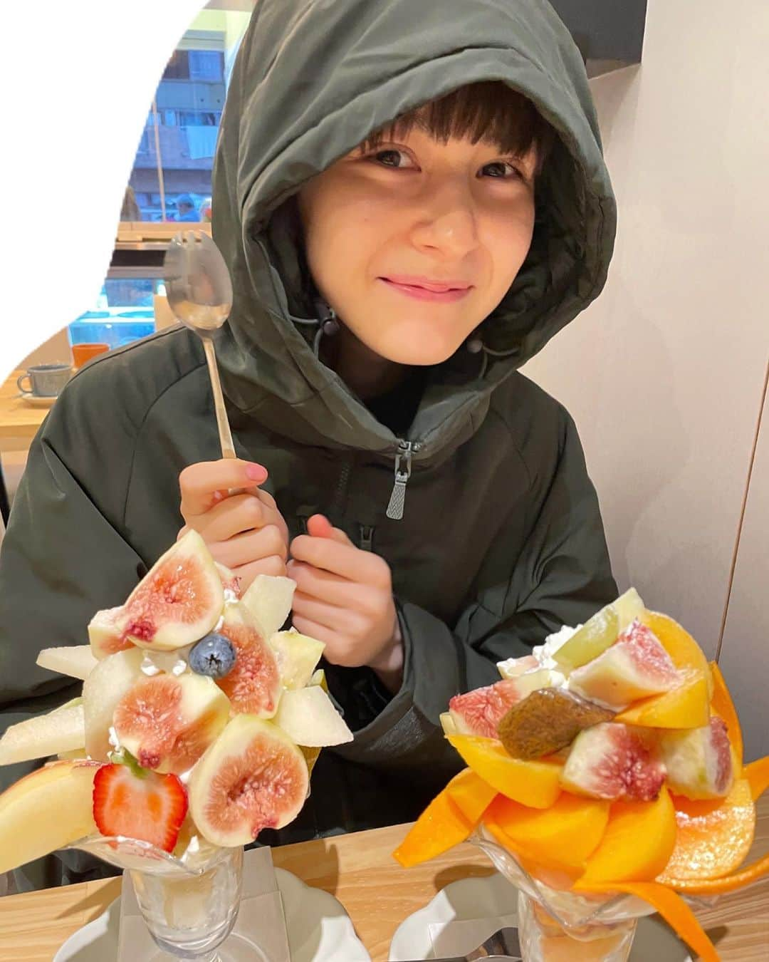 安藤ニコのインスタグラム：「Trick or Treat:)撮影後にハロウィントリートを頂きました☺︎🍨🍐🎃」