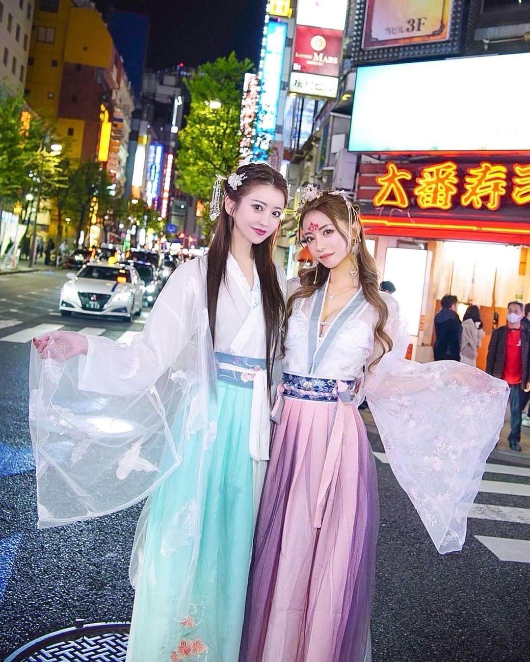 一条響さんのインスタグラム写真 - (一条響Instagram)「漢服💙💖いつもと色が逆だ！ ， #漢服#Halloween#コスプレ」10月31日 19時31分 - ichijyo_hibiki