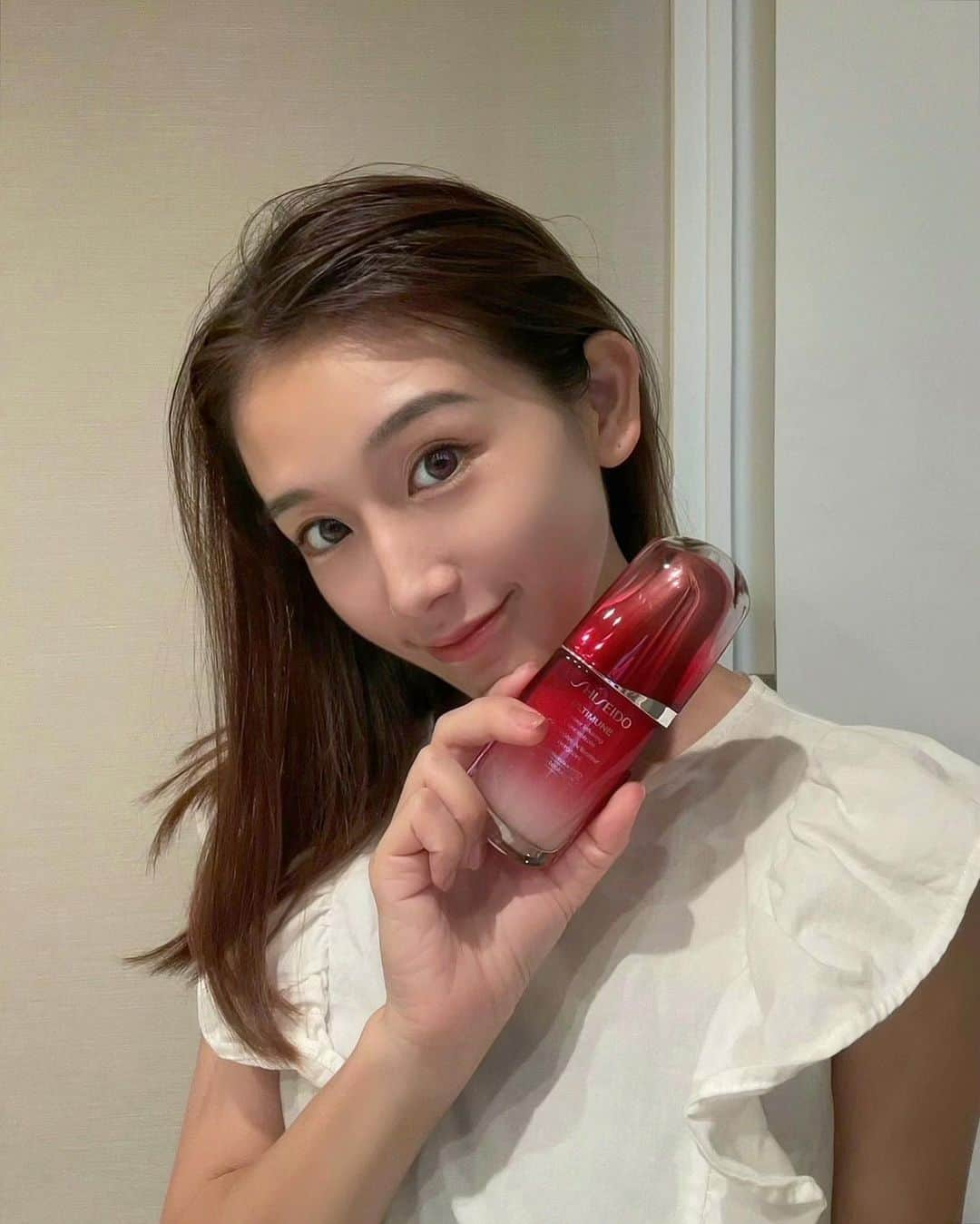 稲川千里さんのインスタグラム写真 - (稲川千里Instagram)「. . 毎日のスキンケアに SHISEIDO アルティミューン。 . 「美のめぐり」にアプローチして、美肌の三大要素「透明感あふれる輝き、ハリ・弾力、なめらかさ」を整えてくれる美容液。まさに理想の肌👏🏻💓 . . 使い心地はみずみずしく、すぐに肌に浸透していく感じがします🌿 . マスク生活や季節の変わり目で肌の調子が悪いときがあって、そうすると本当にテンション下がるんですよね…🥲 . しっかりケアして揺らがない肌を手に入れたいです🙏🏻✨ . (髪長い頃に撮ってたの時差投稿) . @shiseido_japan  #shiseido #TheLifeblood #pr #アルティミューン #美のめぐり #スキンケアマニア #ママ美容 #おうち美容 #ママライフ」10月31日 19時53分 - chiicamera