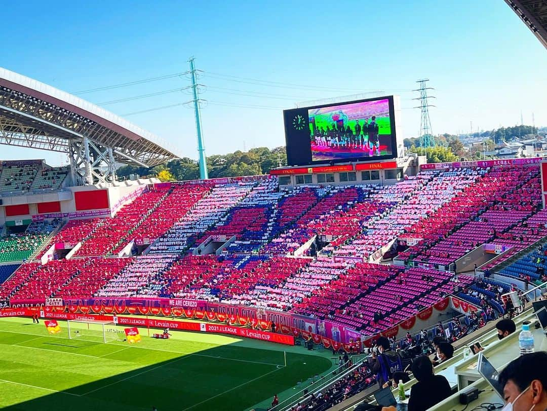 三谷紬さんのインスタグラム写真 - (三谷紬Instagram)「* ルヴァンカップ🏆決勝！ セレッソ大阪 対 名古屋グランパス 埼玉スタジアム2002に取材に行ってきました。 久しぶりの現場！ やはり最高でした！！ 試合はどちらが主導権を握るか。 ハラハラドキドキの展開でした。 名古屋グランパスの選手・関係者の皆さん サポーターの皆さん！！ 初優勝おめでとうございます！🏆⭐️ 現場ではやべっちの三谷さんだよね？と 声をかけてくださったサポーターもいて… ありがとうございました🥺❣️ これからまたスタジアムに出没することが増えると思います🏟 また声をかけて頂けたら嬉しいです💜 次は…3日に等々力へ行きます✊ ルヴァンカップ取材の様子は 来週のお昼11時20分から 『チャント‼︎Jリーグ』で放送予定です♡ 楽しみにしていてください🥳 * #ルヴァン#ルヴァンカップ#levain#cup#セレッソ大阪#vs#名古屋グランパス#セレッソ#大阪#名古屋#グランパス#soccer#football#サッカー#jleague#j#league#jリーグ#チャントjリーグ#初優勝#おめでとうございます#埼玉スタジアム#埼スタ#テレビ朝日#アナウンサー#三谷紬」10月31日 20時20分 - mitani_tsumugi