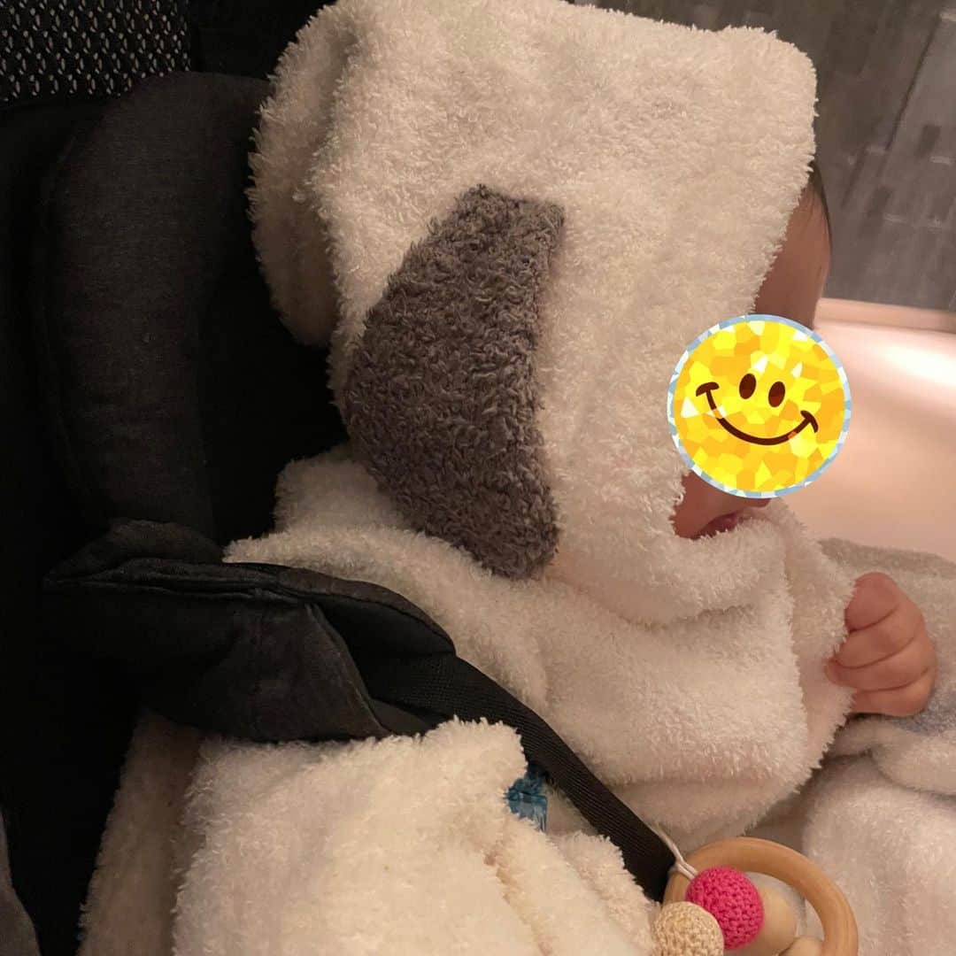 須黒清華のインスタグラム：「寒いので着せたら、いとせずハロウィン感🎃👻✨ 乗り気じゃない息子くん。 最近の流行り口ぐせは、「パパパパ…」 …ママ、負けました😭 . #happyhalloween #ステイホーム で#ハロウィン #選挙 行ってきましたよ☂️」