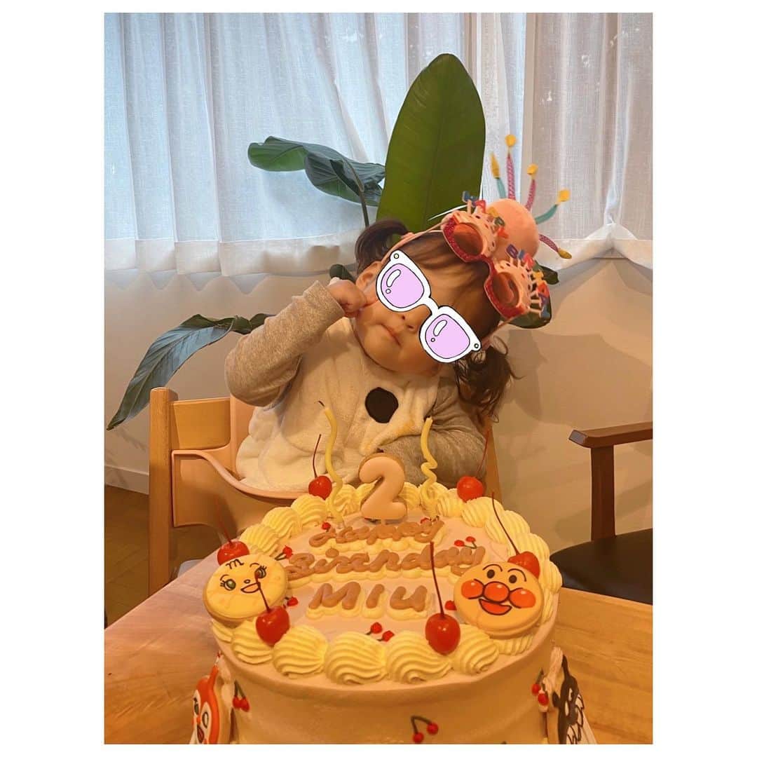 のインスタグラム：「次女２歳になりました〜👏🎂💕 MIUおめでとう🎉㊗️🎈  あっっという間すぎる2年。。 最近では言葉をたくさん覚えて お姉ちゃんの真似っこばかりするね🤤 イヤイヤする時もあるけど 言葉が通じるようになってきて 少しママは楽になりました💓笑 誰にでも手を振るし着いていきそうになる次女らしい次女🥰 こらからも愛されキャラ全開で 大きくなっていってね🎃❤️ HALLOWEENということで お家で仮装してお祝い🥂 私はご飯に飾り付けに必死で ボサボサなのでごめんなさい。笑😀 パパも少し居れてよかった💓  ハッピーハロウィーン🧟‍♀️🧟‍♂️💕」