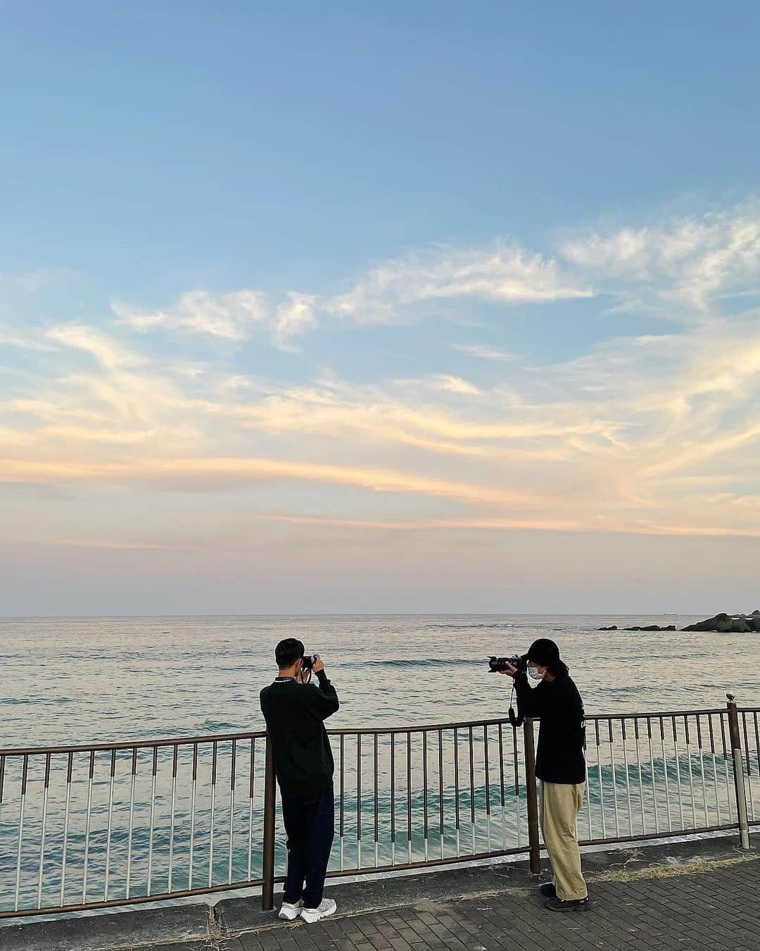 尾崎ななみさんのインスタグラム写真 - (尾崎ななみInstagram)「#三重　#旅 ㅤㅤㅤㅤㅤㅤㅤㅤㅤㅤㅤㅤㅤ  @mini_japan × @transitmagazine 三重旅✦ฺ︎ㅤㅤㅤㅤㅤㅤㅤㅤㅤㅤㅤㅤㅤ ㅤㅤㅤㅤㅤㅤㅤㅤㅤㅤㅤㅤㅤ 旅の最後は、志摩の#市後浜 へㅤㅤㅤㅤㅤㅤㅤㅤㅤㅤㅤ 白い砂浜が広がる美しい海岸で私のお気に入りのスポット。  この日は夕陽のピンクと空のブルーカラーのグラデーションが綺麗すぎた♡    ぼーーっと海を眺めながら、自然のパワーを吸収したい(*ฅ́˘ฅ̀*)  ㅤㅤㅤㅤㅤㅤㅤㅤㅤㅤㅤㅤㅤㅤㅤㅤㅤㅤㅤㅤㅤㅤㅤㅤ ㅤㅤㅤㅤㅤㅤㅤㅤㅤㅤㅤㅤㅤ  ㅤ  ㅤ  ㅤ #日本#三重県#三重旅行#志摩市#いちご浜#志島#伊勢志摩アンバサダー#尾崎ななみ#トランジット#ミニ#73mie」10月31日 20時49分 - nanami_ozaki_73