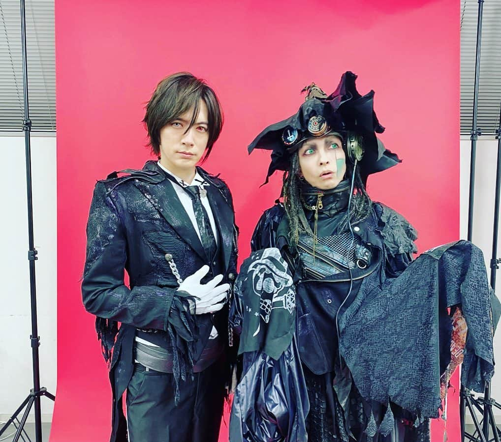 DAIGOさんのインスタグラム写真 - (DAIGOInstagram)「20th Orchestra Concert HYDE 黑ミサ 2021 Halloween  二日目にしてハロウィン当日！  今回は黒執事のセバスチャン！  HYDEさんはシエルファントムハイドだったんだけどそのバージョンは撮れなかったけどプペルHYDEさん最高☺️  改めてハロウィンに呼んでもらえてHYDEさんや出演者のみなさん、そして来てくれたみなさんと過ごすこの時間が本当に幸せでした！  HYDEさん本当にありがとうございました！  #HYDE @hydeofficial  #DAIGO #ハロウィン #黒執事 #セバスチャン #ただの執事ですから #ただのハイヲタですから #一生支えます #最高の仮装 #ハッピーハロウィン」10月31日 21時05分 - daigo_breakerz_