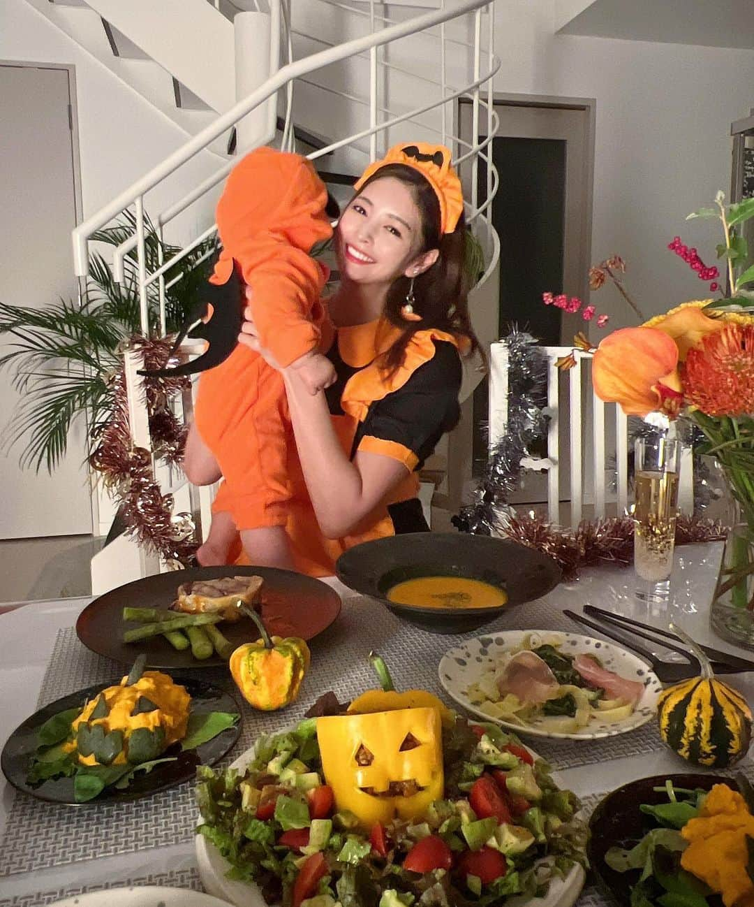 得あゆさんのインスタグラム写真 - (得あゆInstagram)「happy Halloween 🎃🤍 急遽ネットで即日届くから 2人でカボチャ🎃？の仮装しましたっ (私は料理振る舞うからメイド🎃笑)  おうちご飯作った！ ・牛肉のパイ包み焼き🍖 ・カボチャ🎃 ・カボチャスープ🎃 ・パプリカおばけサラダ🥗 ・ほうれん草生ハムパスタ🍝 です！  来年は👶🏻ともっとハロウィン🧟‍♀️🎃 したいと思います〜🤣🎃✨ ・ ・ ・ ・ ・ ・ ・ ・ ・ ・ ・ ・ ・ ・ ・ ・ ・ ・ #ハロウィン#ハロウィンコスプレ#ハロウィン仮装#ハロウィンパーティー#おうちハロウィン#コスプレ#コスチューム#仮装#衣装#インスタ映え#カボチャ#ハロウィンごはん#手料理#ママファッション#子育てママ#主婦#ディナー#かぼちゃメイド#デビル#赤ちゃんコスプレ#赤ちゃん着ぐるみ#男の子ママ#おうちごはん#ペアルック#親子コーデ#おそろい#生後7ヶ月#halloween#halloweencostume#halloweenmakeup」10月31日 21時04分 - tokuayu819