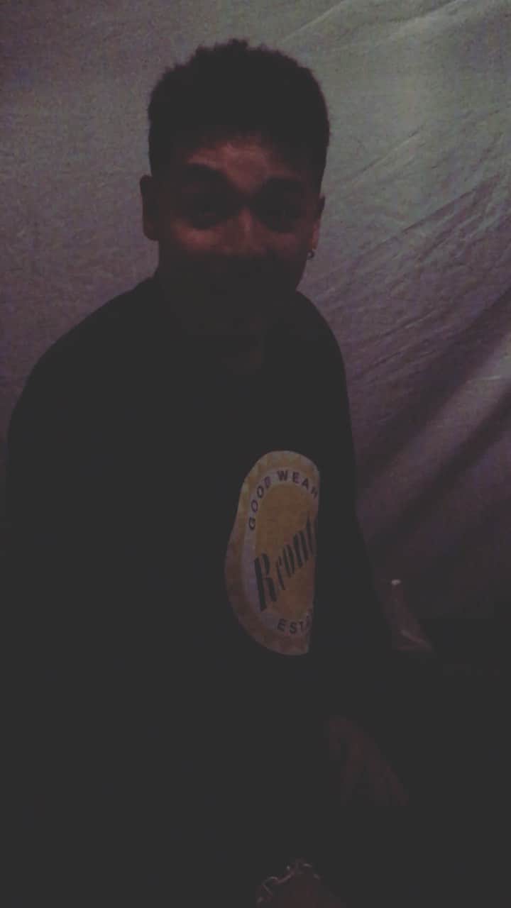 島袋さんのインスタグラム：「この前のキャンプで ゴミやと思って触ってたのが実は カメムシやったっていうオチ」