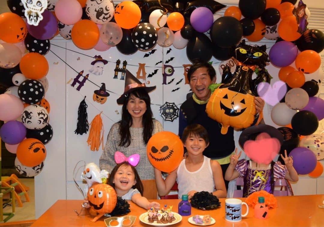 東尾理子さんのインスタグラム写真 - (東尾理子Instagram)「Happy Halloween🎃  飾り付けは、私では無いです。 家の事をお手伝い下さっている方がデコレーションしてくれました✨  という事で、みんなで写真を👻📷  #ハロウィン #デコレーション #飾りつけ#ハッピーハロウィン #カボチャ#家族 #家族写真 #親子 #東尾理子」10月31日 21時02分 - rikohigashio
