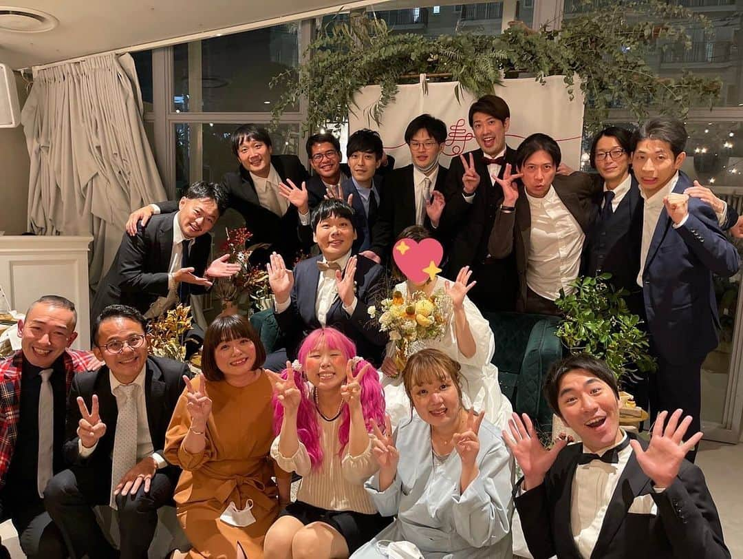 長谷部 洋一さんのインスタグラム写真 - (長谷部 洋一Instagram)「同期の元ザ☆忍者大久保くんで、現プリッとチャンネルのパンダの結婚式！ 大久保くんおめでとうゼァ＼(^o^)／  素敵な最高の時間だった！ 泣いちゃった！ 13期みんなで大久保くんのホッ！  #結婚式 #おめでとう」10月31日 21時13分 - wafflehasebe