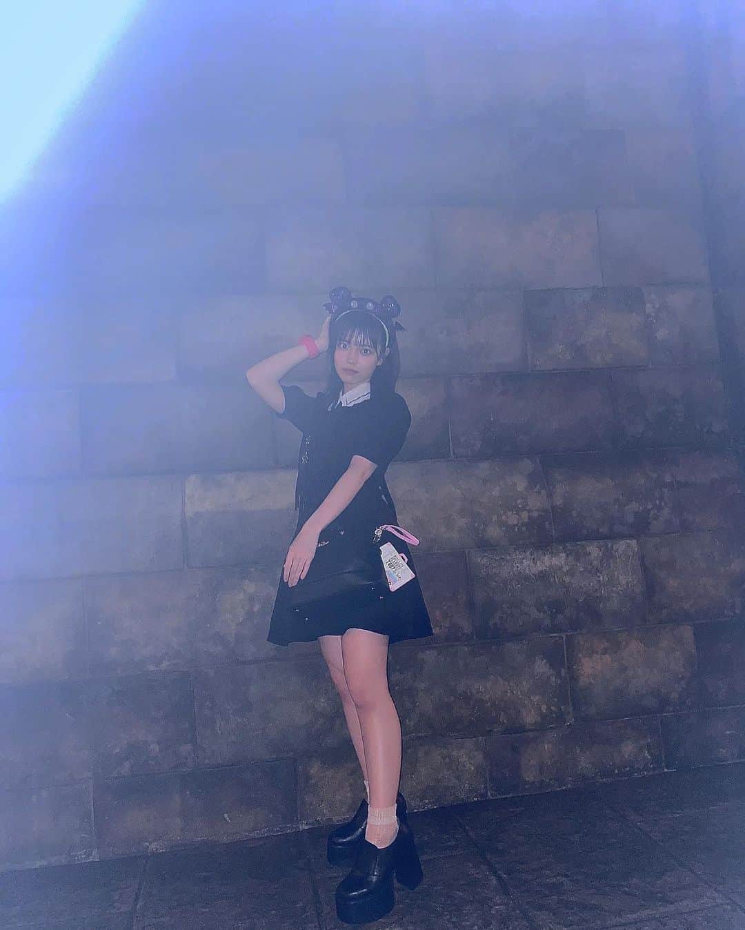 岩田陽菜のインスタグラム：「😈❤️‍🔥HappyHalloween❤️‍🔥😈 ⁡ ⁡ ⁡ ⁡ ⁡ #ユニバ#USJ#UniversalStudiosJapan#ユニバーサルスタジオジャパン#大阪#ハロウィン#Halloween#ANMILLE#tops#ブラウス#evelyn#スカート#ミニスカート#地雷系女子#地雷系#ティム#ティムコーデ#靴#厚底#emoda」