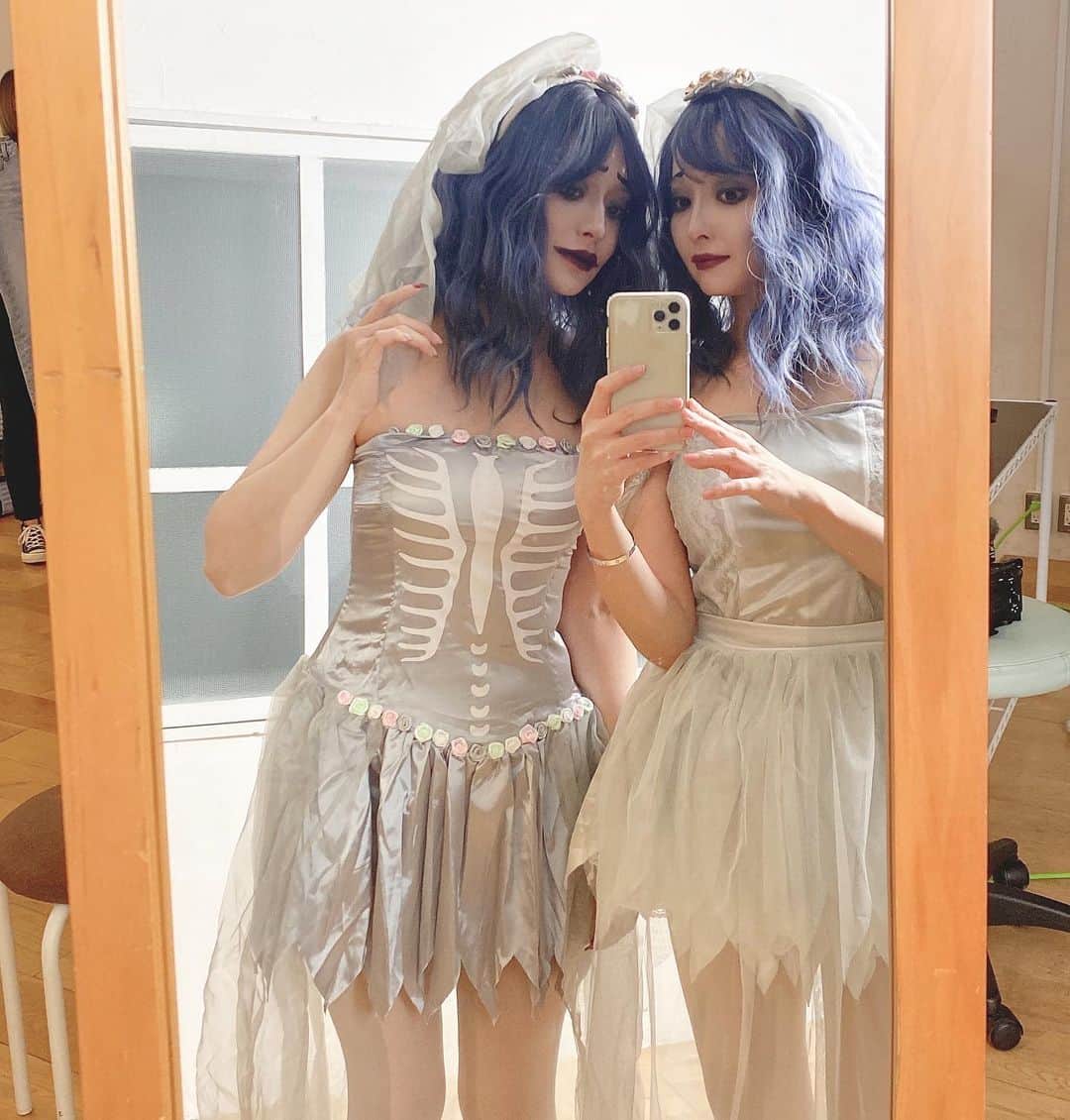 大石絵理のインスタグラム：「Happy Halloween 🎃👻🍭💜 もえぴとハロウィンメイクの撮影しました❣️ youtubeみてね😂😂 @moeka_nozaki   https://youtu.be/rEdxtu0YJoo」