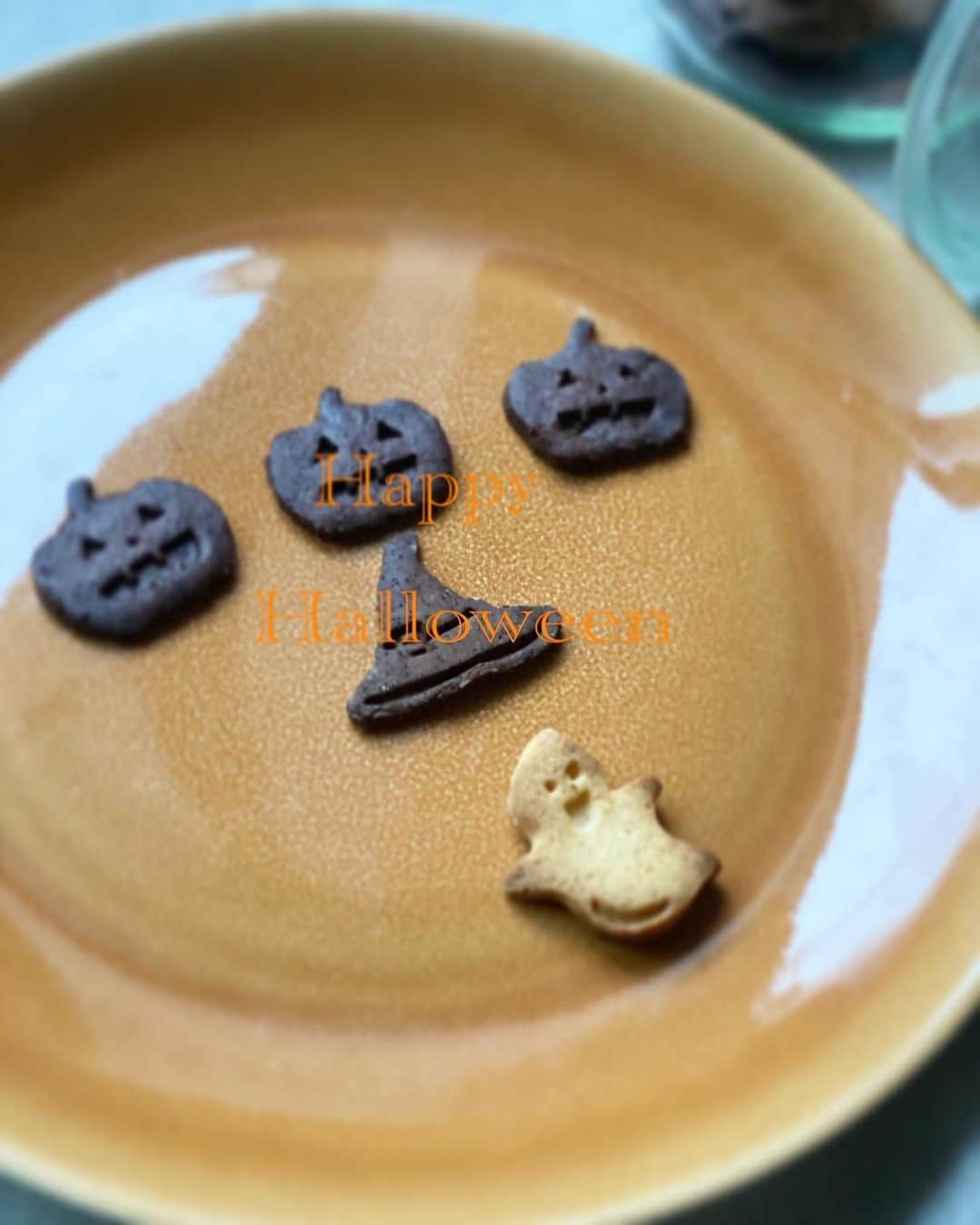 前田ゆかさんのインスタグラム写真 - (前田ゆかInstagram)「★Happy Halloween★  10月最後のハロウィン🎃は 娘とハロウィンクッキーを作り ディレビューも一緒に見てごきげんな日曜日。  明日から11月、身近に感じる季節の色や彩りを感じながら日々を過ごして行きたいですね。  #ハロウィン2021 #🎃 #gultenfree #グルテンフリー  #朝から畑へ #野菜の間引きをして #選挙もいきました #もう眠い🥱 #btsarmy #残り少ない今年を大切に」10月31日 21時23分 - maeyuka