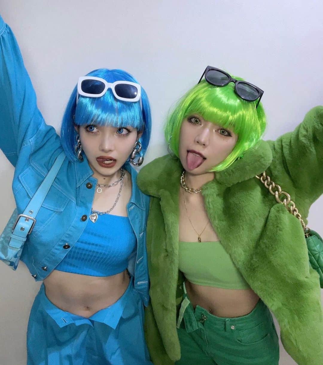江崎ななほのインスタグラム：「💙💚 　 #100円のカツラと私服で青い人と緑の人 #青好きと緑好き　 #つけまの付けかた衰えてなかった #ハッピーハロウィン」