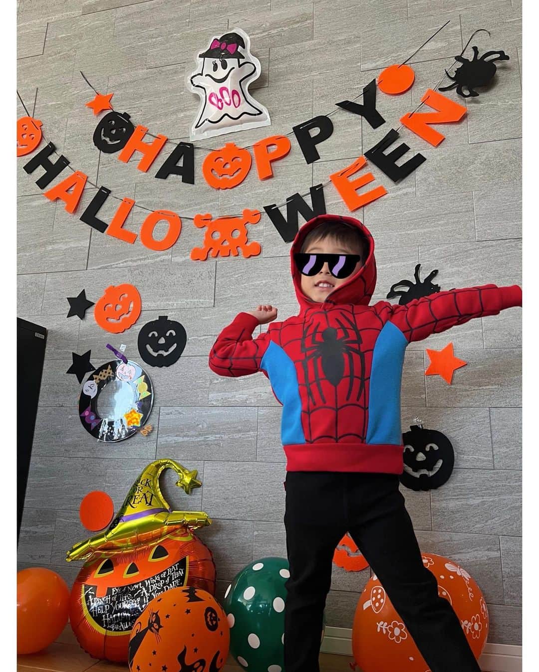 森麻季のインスタグラム：「Happy Halloween🎃  スパイダーマンのこのパーカーが気に入ったらしくこの1週間良く着ました ポチった元はとった感じです  #🎃 #halloween #3歳 #3歳5ヶ月 #第二子妊娠中 #子育て」